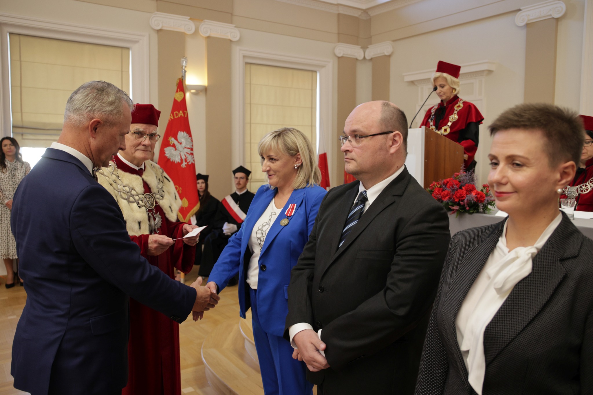 Mgr Aneta Kozłowska przyjmuje medal KEN z rąk Dyrektora Generalnego Sławomira Adamieca z Ministerstwa Edukacji i Nauki
