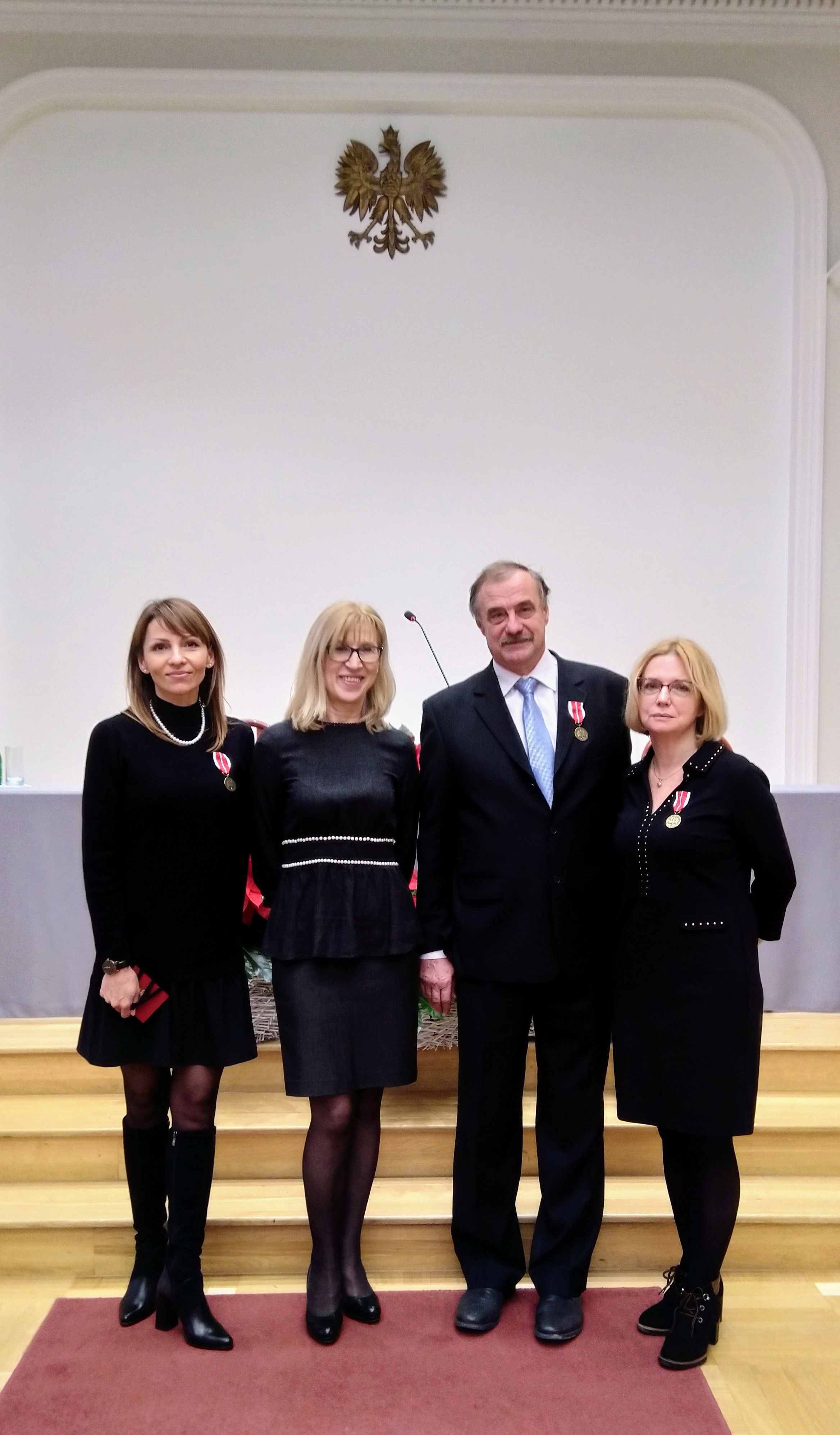 dr hab. Iwona Kiniorska i dr Monika Żelezik oraz Pan prof. UJK dr hab. Tomasz Kalicki prezentują Medale Komisji Edukacji Narodowej.