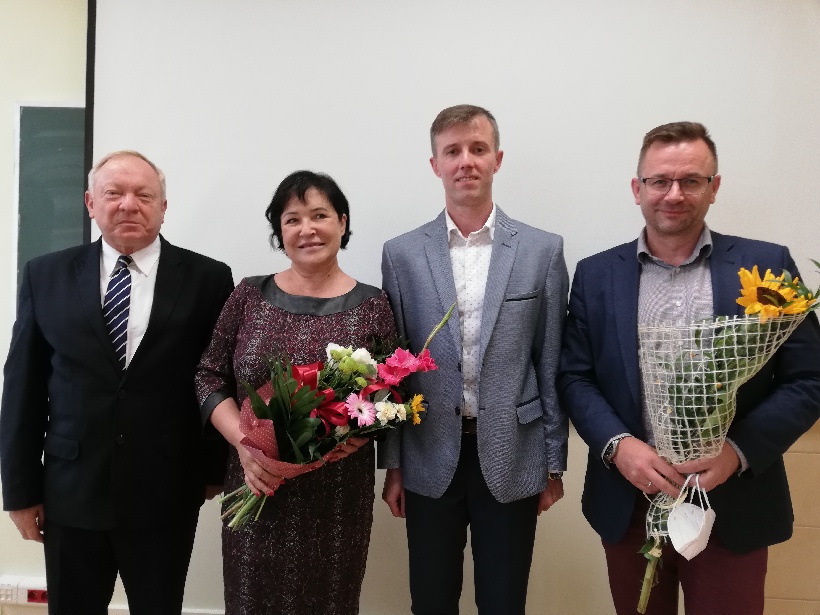 Mirosław Szwed przyjmuje gratulacje z okazji obrony doktoratu, od Prof. Tadeusza Ciupy, Prof. Wioletty Kamińskiej oraz Prof. Rafała Kozłowskiego 
