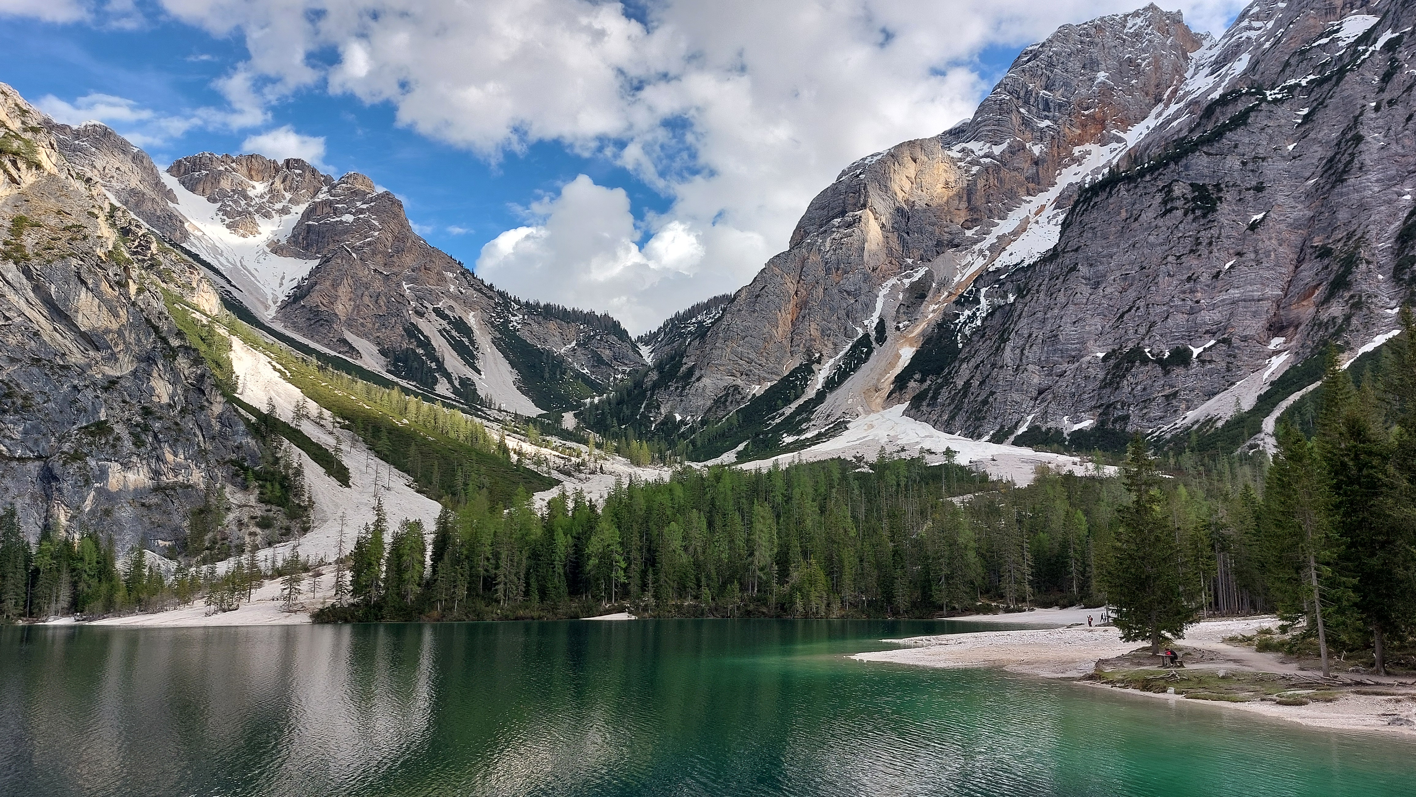 Turkusowe Lago di Braies z fantastycznymi dolomitowymi stożkami piargowymi, Dolomity, LŚDP UNESCO