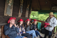 Studenci turystyki zrównoważonej na ćwiczeniach terenowych