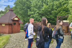 Studenci turystyki zrównoważonej na ćwiczeniach terenowych