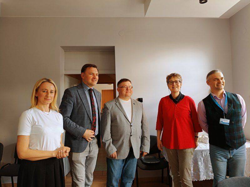 Oficjalne powitanie przez lokalnych gospodarzy; od lewej: sołtys wsi Jadowniki Bielskie mgr Agnieszka Lidmann, kier. Wydz. Ochrony Środowiska i Obszarów Wiejskich UM w Żninie mgr Paweł Sikora, lokalny historyk mgr Marek Kujawa, kier. ćw. teren. prof. UJK dr hab. Maria Górska-Zabielska, kier. Wydz. Gospodarki Przestrzennej i Nieruchomości UM w Żninie mgr Bogumił Wesołowski