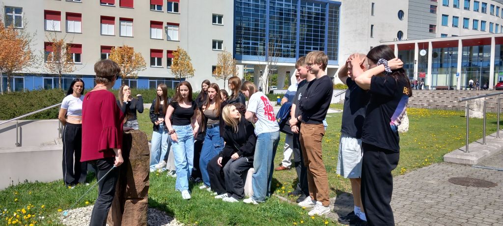 Uczestnicy Dnia Geografa na tle budynku Wydziału WSP