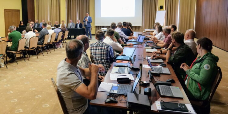 uczestnicy XXXI Ogólnopolskiej Szkoły Zintegrowanego Monitoringu Środowiska Przyrodniczego słuchają z uwagą wykładu profesora Rafała Kozłowskiego
