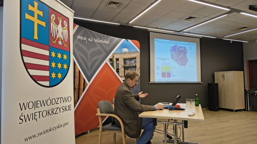 prof. bański na tle prezentacji