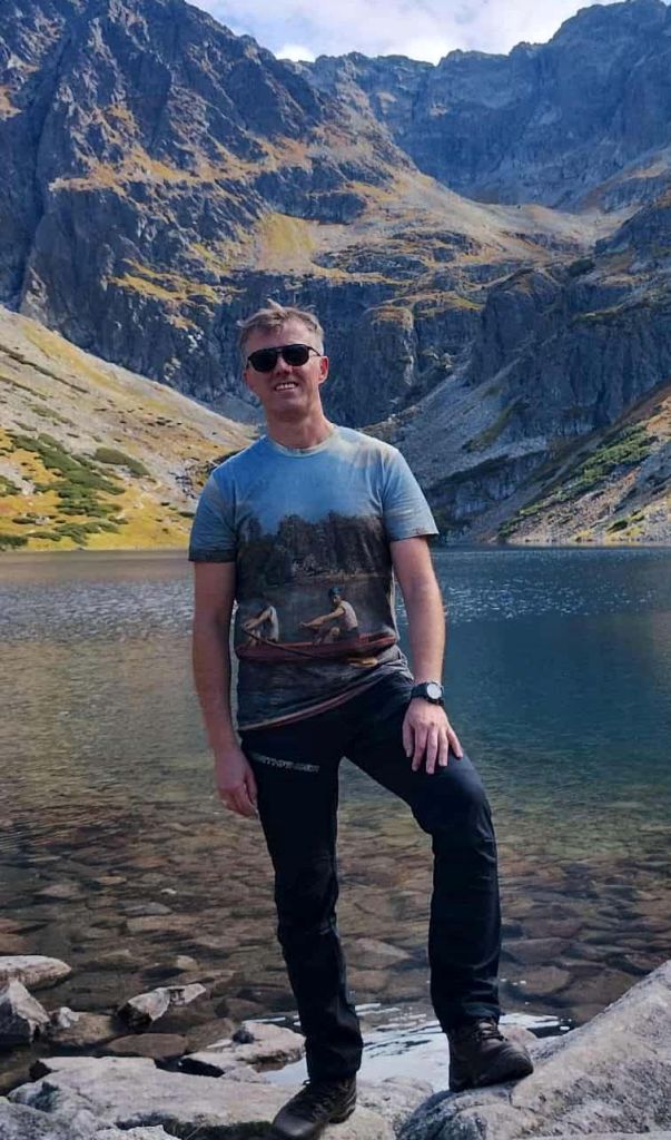 doktor Mirosław Szwed na tle Czarnego Stawu Gąsiennicowego