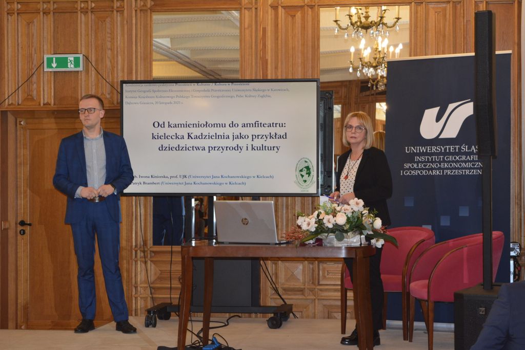 doktor habilitowany profesor ujk iwona kiniorska oraz doktor patryk brambert na tle prezentacji