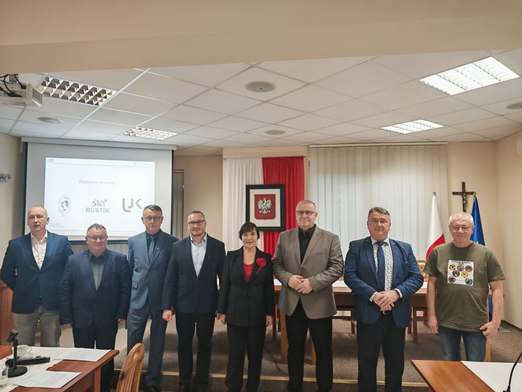 Założyciele LOT Dolina Kamiennej na tle prezentacji