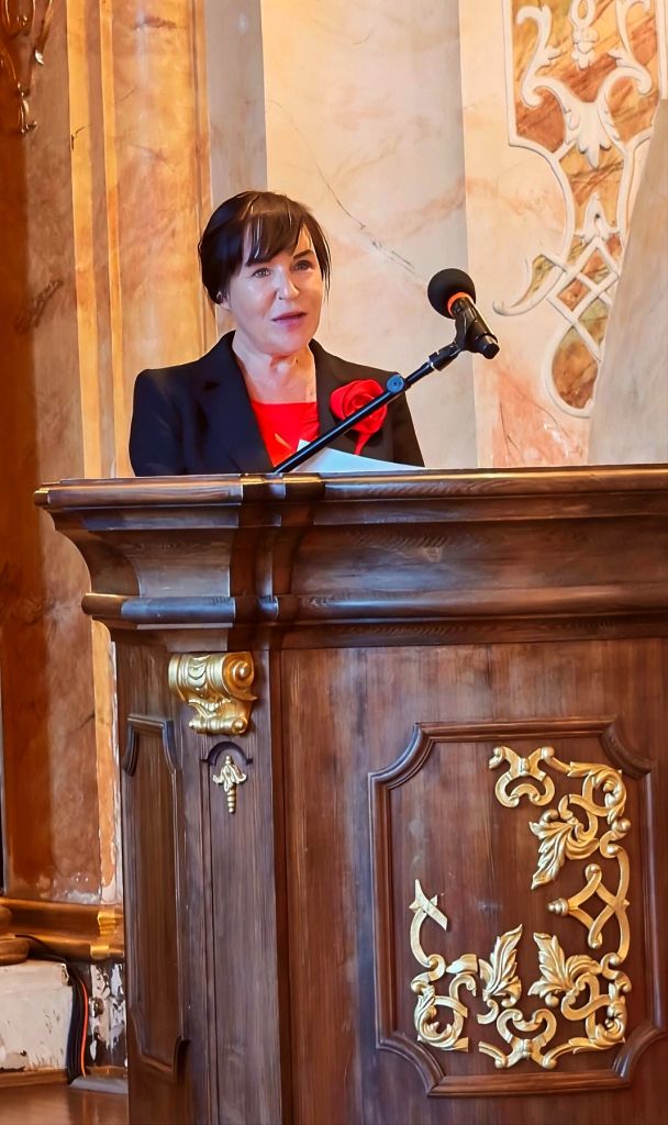 profesor Wioletta Kamińska przemawia na obchodach 80-ciolecia