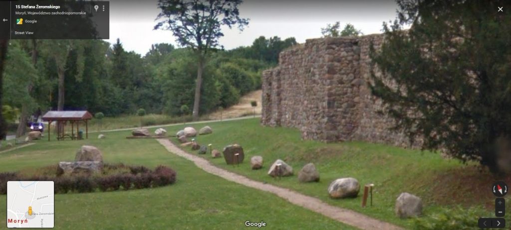 Fotografia przedstawia Lapidarium, zlokalizowane wokół XV wiecznych murów Morynia, stanowi integralny element powstającego geoparku transgranicznego „Kraina Lodowca nad Odrą”. Zostało zrealizowane w 2012 r. pod merytorycznym kierownictwem prof. UJK dr hab. Marii Górskiej Zabielskiej i śp. mgra Ryszarda Dobrackiego z Oddziału Pomorskiego Państwowego Instytutu Geologicznego – Państwowego Instytutu Badawczego