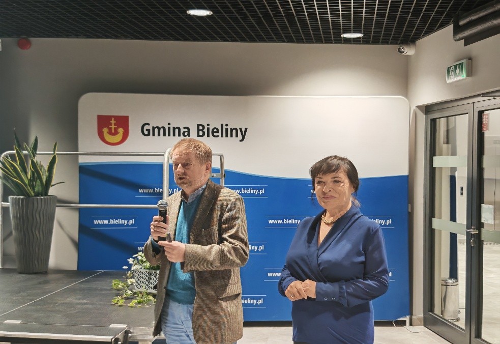 profesor Jerzy Bański oraz profesor Wioletta Kamińska na tle banera gminy Bieliny