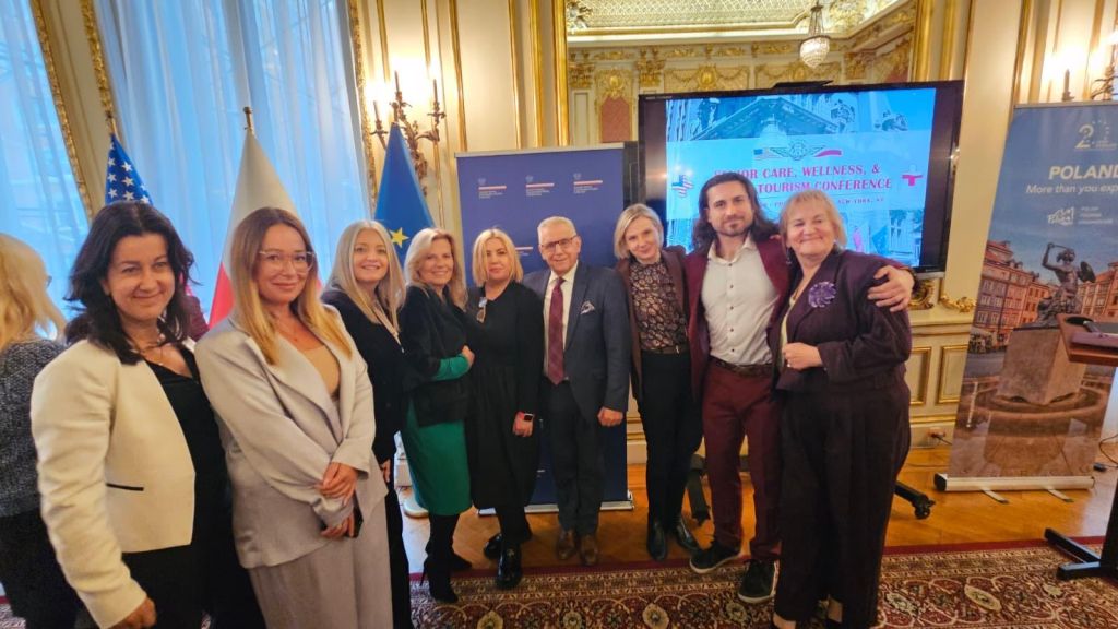 Uczestnicy konferencji na tle posteru