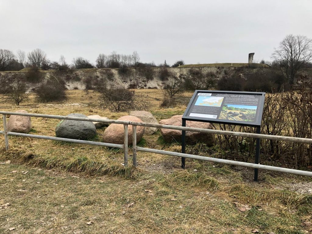 zdjęcie przedstawia Siedem skandynawskich głazów narzutowych objęto geoochroną w granicach rezerwatu geologicznego Bonarka na Krzemionkach Podgórskich w Krakowie
