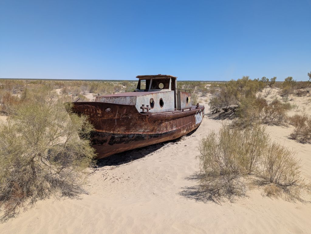 statek na wyschniętym jeziorze Aralskim