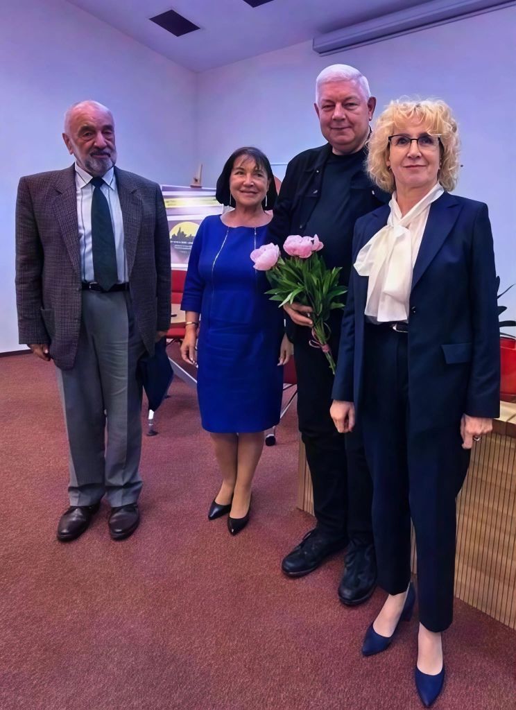 dr Cezary Jastrzębski profesor Beata Wojciechowska profesor Adam Masalski oraz profesor Wioletta Kamiński pozują razem do zdjęcia