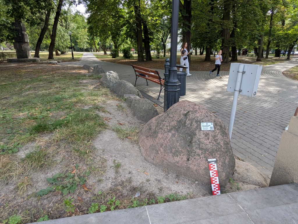Moment wymiany zniszczonych i nieczytelnych identyfikatorów metalowych z opisem głazu