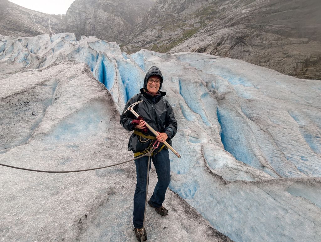 dr hab. Maria Górska-Zabielska, prof. UJK, na Nigardsbreen – lodowcu wypustowym czasy lodowej Jostedalsbreen w pd. Norwegii, 2 września 2026 r.